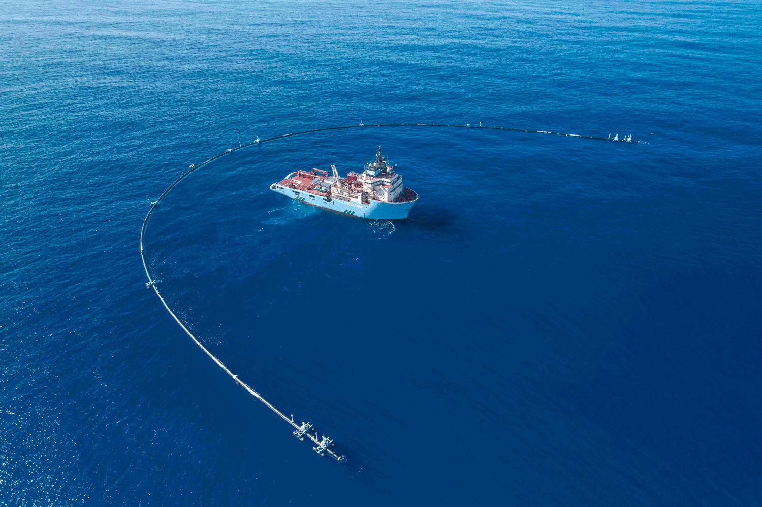 The Ocean Cleanup: Eine Art riesiger Müllstaubsauger, der das Plastik aus dem größten der fünf Müllstrudel fischen soll