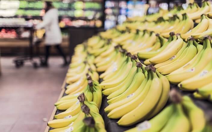 Bananen in Obstauslage im Supermarkt