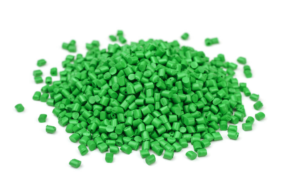 Mikroplastik: Grünes Kunststoffgranulat auf weißem Hintergrund