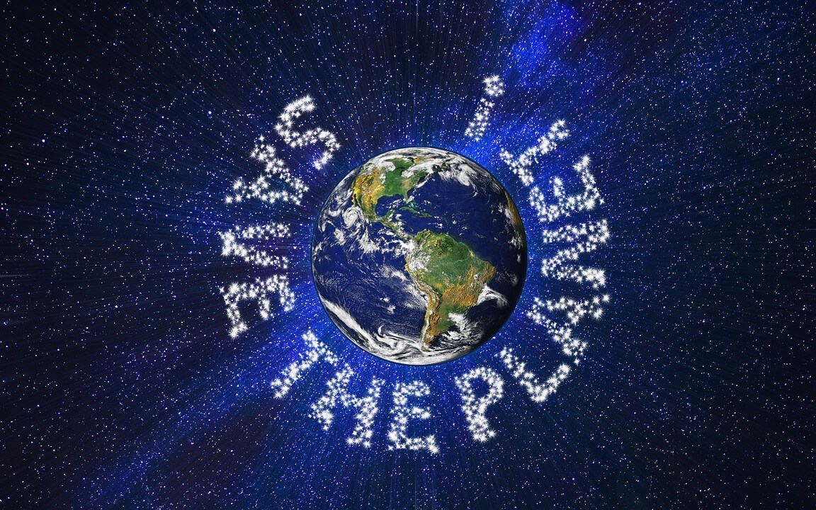 Zum Earth Overshoot Day: Planet Erde umrahmt von Spruch 