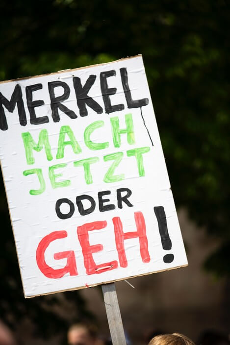 Plakat mit Aufschrift "Merkel mach jetzt oder geh!" im Fridays For Future Klimastreik
