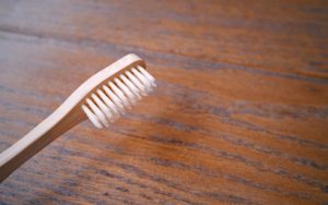 Nachhaltige Zahnbürste aus Bambus verhindert Plastik im Badezimmer