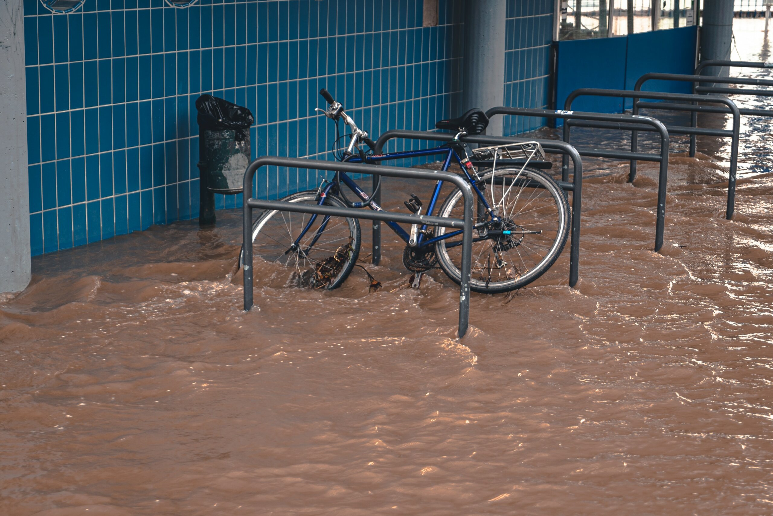 Fahrradständer im Hochwasser
