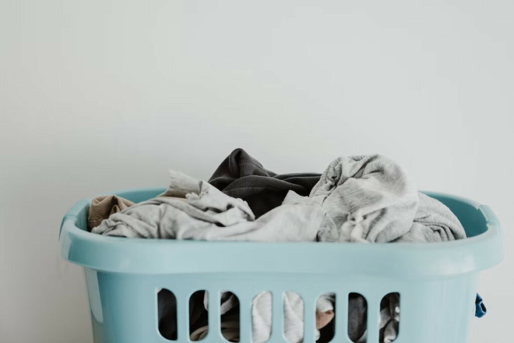 umweltbewusst waschen: voller Wäschekorb