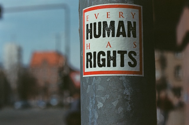 3 Säulen der Nachhaltigkeit: "Every Human has rights" Sticker an Laternenpfahl 