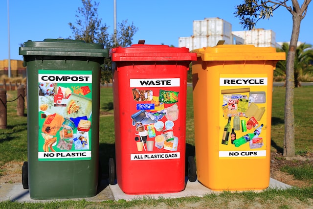 3 Säulen der Nachhaltigkeit: 3 Mülltonnen zum recyceln 