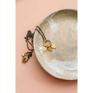 ALMA -Faire Streetwear & Schmuck- Kette “AIANA” aus Messing mit Blättern in Gold
