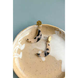 ALMA -Faire Streetwear & Schmuck- Ohrring “LUNA” in Mondform, braun , beige und runden Messing Stecker