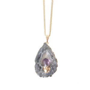 Crystal and Sage Alma – Halskette mit einer Achatscheibe und eingefasstem Amethyst