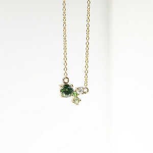 Eppi Cluster Halskette mit grünem Diamanten und Edelsteinen Millie