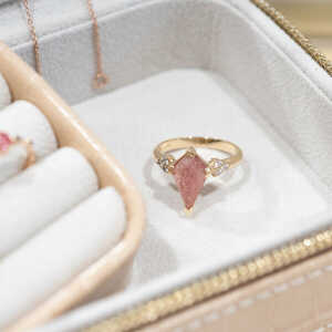 Eppi Einzigartiger Ring mit einem erdbeerfarbenen Achat Kettil