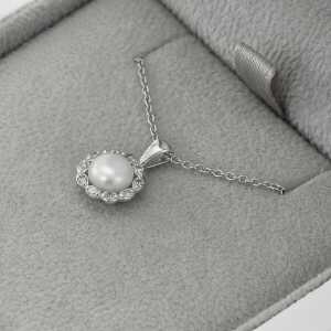 Eppi Goldene Halo-Halskette mit Perle und Diamanten Maviga