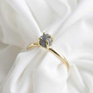 Eppi Goldener Ring mit Rohdiamant in dunkelgrau Leah