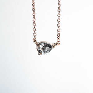 Eppi Halskette mit Salt and Pepper Diamant in Birnenform Maliah