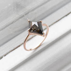 Eppi Minimalistischer Ring mit Salt and Pepper Diamanten Iban
