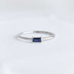 Eppi Ring mit Saphir im minimalistischen Design Koos