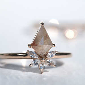 Eppi Ring mit einem Salt and Pepper Diamanten und weißen Saphiren Leony