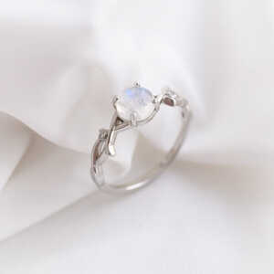 Eppi Romantischer Ring mit Mondstein und Diamanten Makena