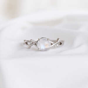 Eppi Romantischer Ring mit Mondstein und Diamanten Makena