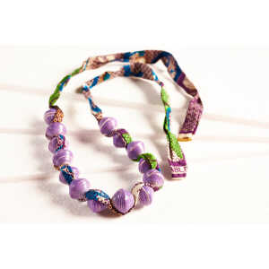 PEARLS OF AFRICA Halskette aus großen, runden Papierperlen mit afrikanischem Stoffband “SONGKY CLOTH”