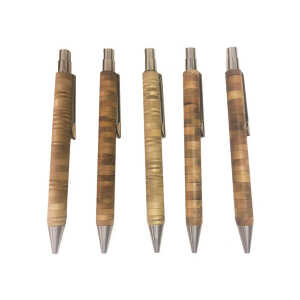 4betterdays Kugelschreiber aus verschiedensten Holzstücken im Streifenlook