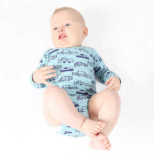Kipepeo-Clothing Langarmbody Baby Body aus Bio-Baumwolle “Cars” hellblau