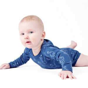 Kipepeo-Clothing Langarmbody Baby Body aus Bio-Baumwolle “Dansi” blau