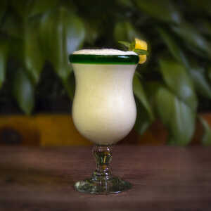 Mitienda Shop Cocktailgläser 2er Set grüner Rand geschwungen, Mundgeblasene Gläser aus Mexiko