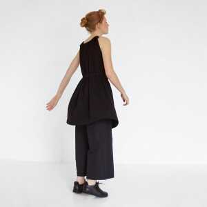 Natascha von Hirschhausen fließendes Sommerkleid aus schwarzer Bio-Baumwolle