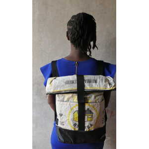 Nyuzi Blackwhite Umhängetasche | recycelt aus Zementsäcken | 2 in 1 Rolltasche und Rucksack in Größe M