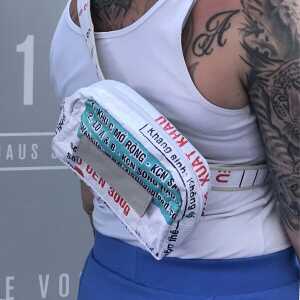 REFISHED fair fashion Bauchtasche ‘BUM BAG’ – upcycelte Fischfuttersäcke