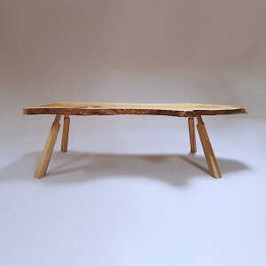 Schreinerie Tisch Baumkantentisch Massivholztisch aus Eschenholz mit speziell gefrästen Füßen