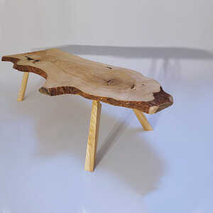 Schreinerie Tisch Baumkantentisch Massivholztisch aus Eschenholz mit speziell gefrästen Füßen
