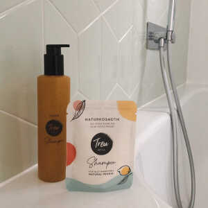 Treu-Refill Bio Naturkosmetik Shampoo in Pulverform mit Refill-Flasche aus Flüssigholz