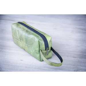 BY COPALA Kosmetik-Tasche / Federmappe aus recycelten Blättern, mit Riemen, Etui handmade und vegan (grün)