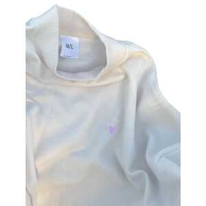 noemvri fashion label oversized Sweatshirt Turtleneck mit einem Herz auf der Brust