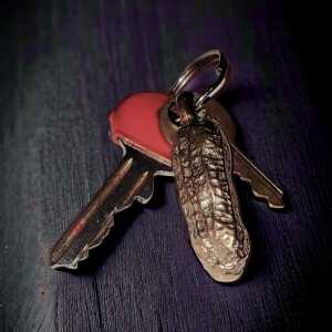 Moogoo Creative Africa Schlüsselanhänger “Erdnuss” aus Bronze | handgemacht & fair | Unikate