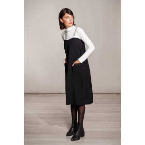 SinWeaver alternative fashion Kurzes Kleid knielang weit schwarz Träger weiß Stickerei Schrift